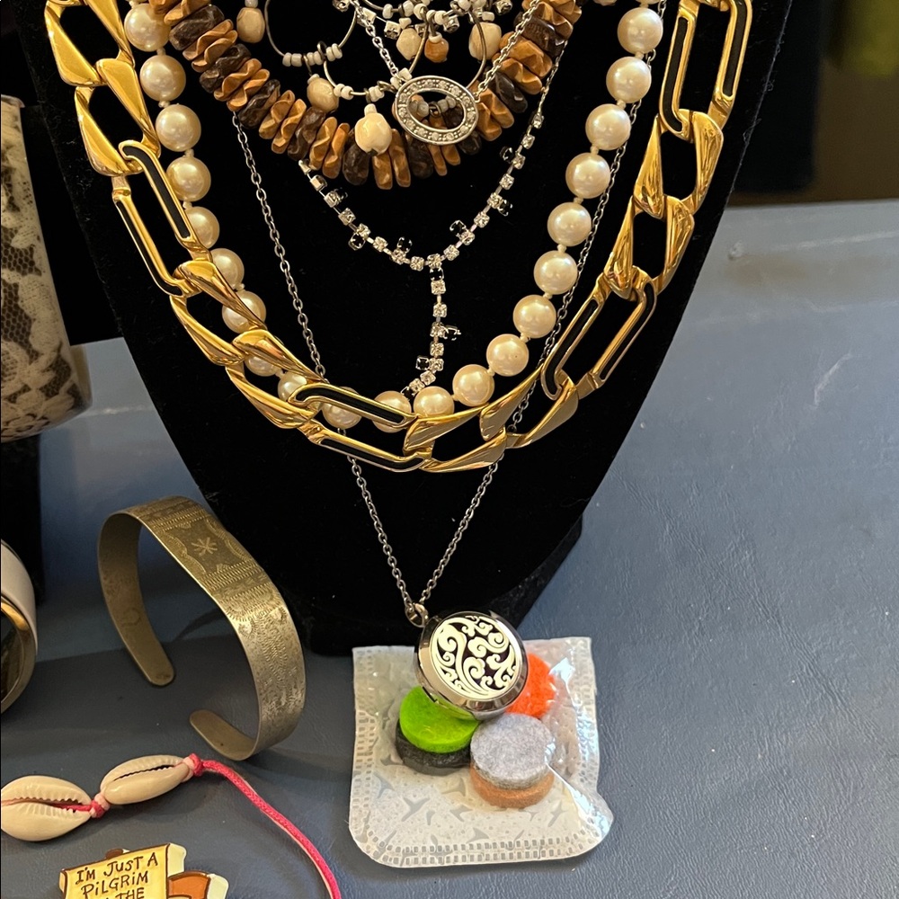 All wearable vintage to now jewelry lot, 0228A - Picture 9 of 15